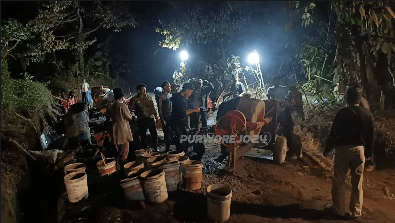 Satgas TMMD Kodim 0708 Purworejo Lanjutkan Pembangunan hingga Malam Demi Percepat Penyelesaian Sasaran Fisik