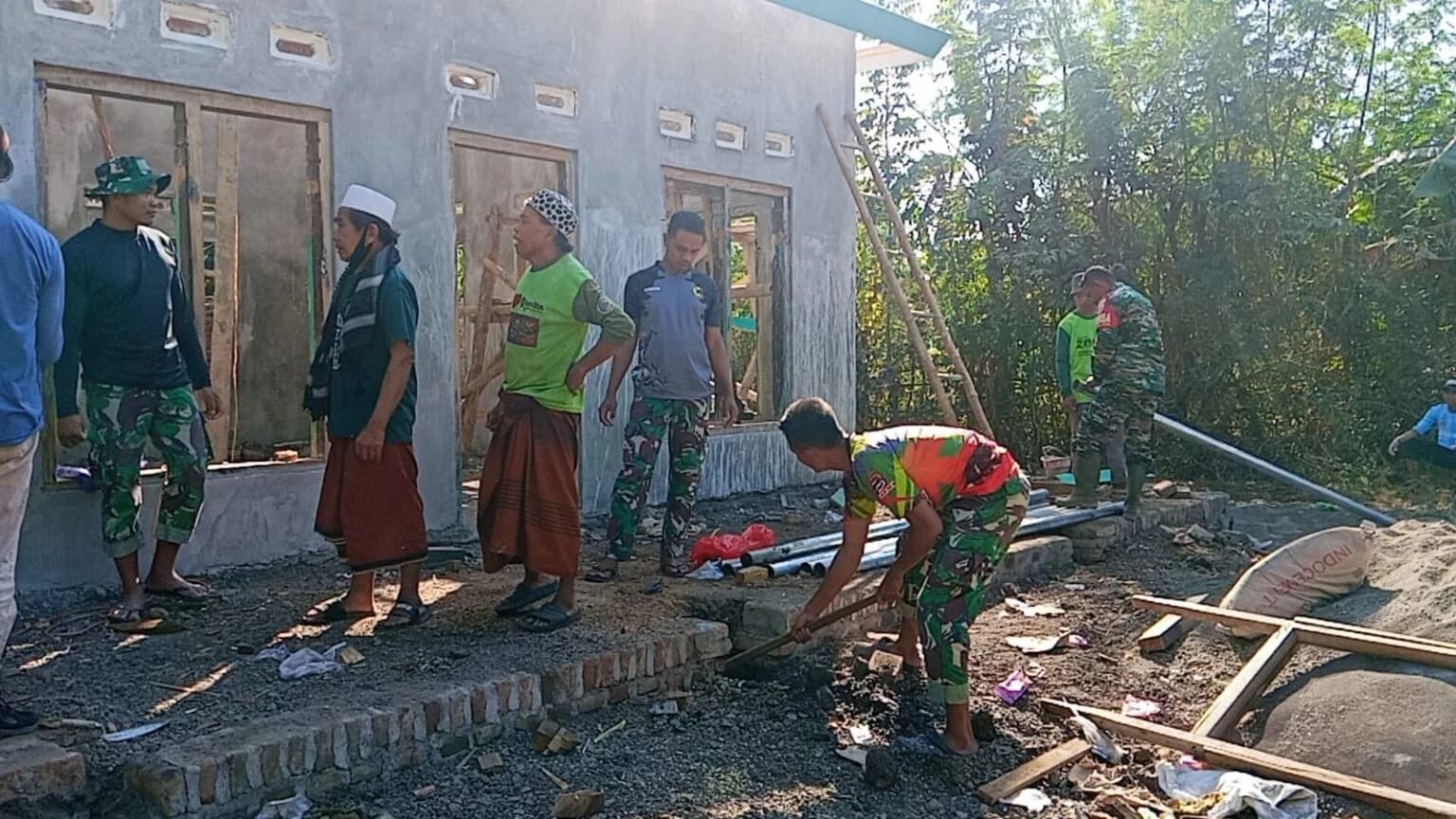 Satgas TMMD Kodim 1614 Dompu Percepat Pembangunan Musala dan Fasilitas MCK Bersama Warga