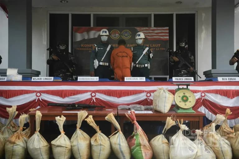 TNI AL Gagalkan Penyelundupan 1,6 Ton Pasir Timah Ilegal ke Malaysia di Perairan Lingga