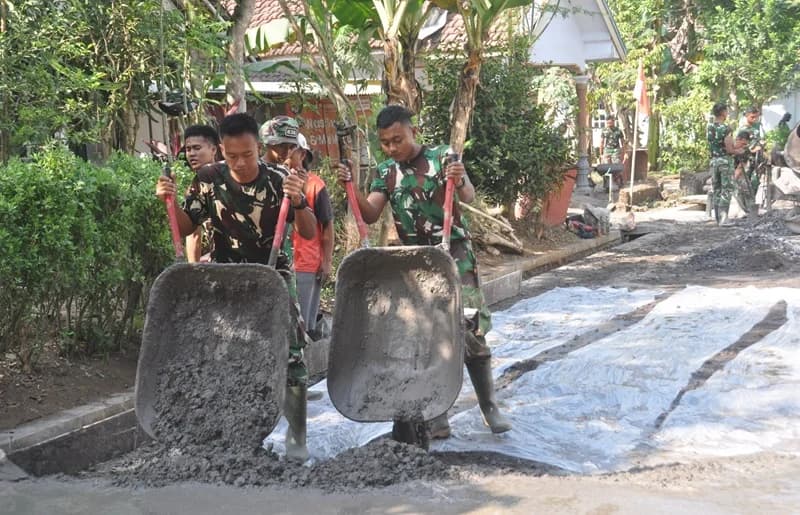 Satgas TMMD Kodim 0821 Lumajang Optimalkan Distribusi Adukan Beton untuk Percepat Pengecoran Jalan