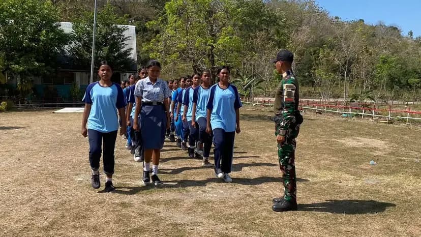 Yonarmed 12 Kostrad Latih PBB Siswa SMPN Dafala Tanamkan Disiplin dan Percaya Diri di Perbatasan