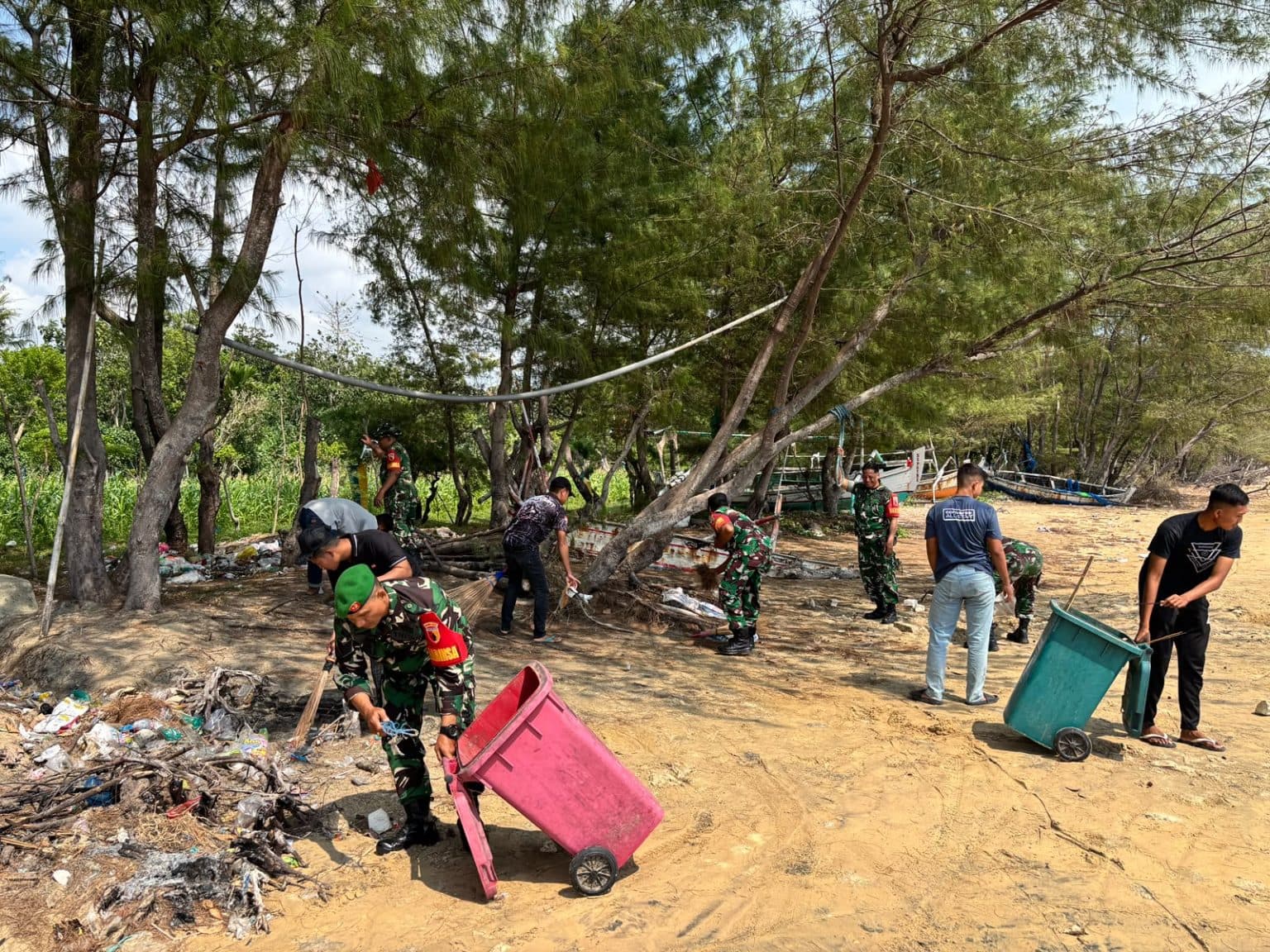 TNI dan Warga Gotong Royong Bersihkan Pantai Badur Sumenep