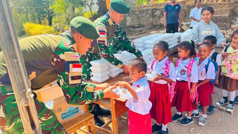 Satgas Yonarhanud 2 Kostrad Bagikan Makanan Bergizi untuk Siswa SDN TES di Perbatasan