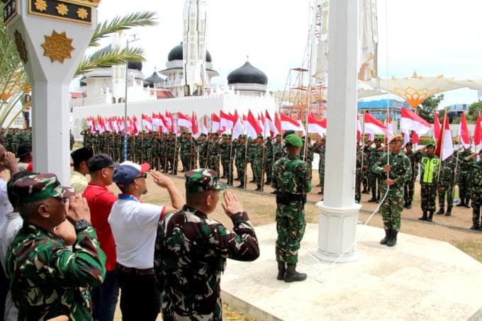 TNI Kibarkan Kembali Merah Putih di Masjid Raya Baiturrahman Jelang HUT ke-81 RI