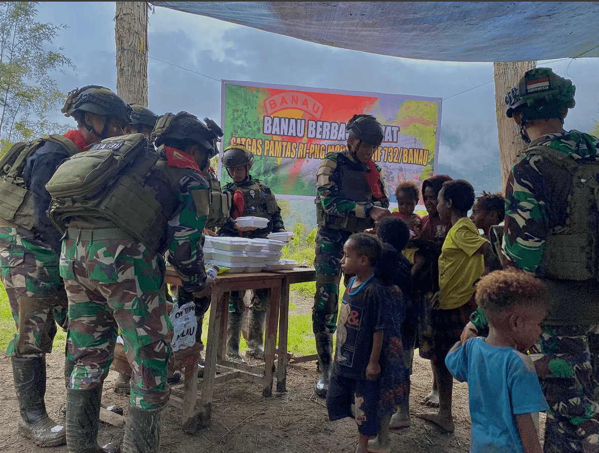 Satgas Yonif 732 Banau Hadir di Kampung Jampul Membawa Kehangatan dan Harapan