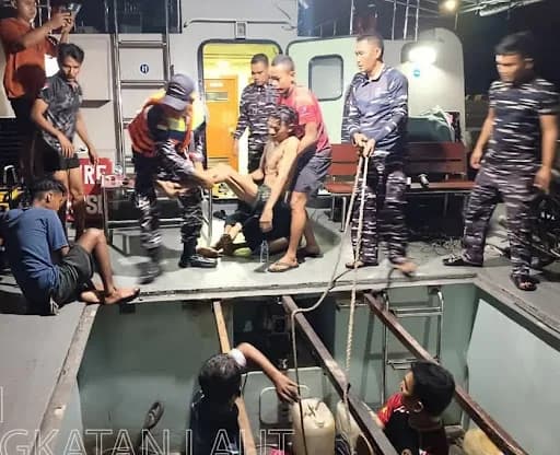 TNI AL Selamatkan Empat Nelayan Korban Sampan Terbalik di Selat Rupat