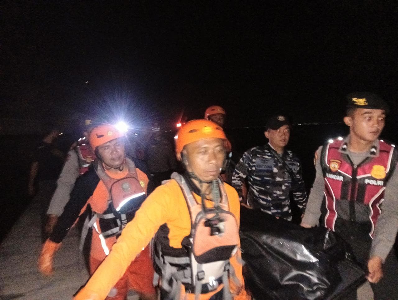 TNI AL dan Tim SAR Evakuasi Pemancing Tewas Jatuh dari Tebing di Nusa Penida