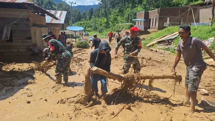 TNI Kerahkan Personel Bantu Warga Terdampak Longsor di Polewali Mandar