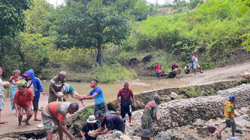 Peduli Lingkungan Perbatasan, Yonarhanud 2 Kostrad Bersama Warga Pasang Bronjong Cegah Longsor dan Banjir