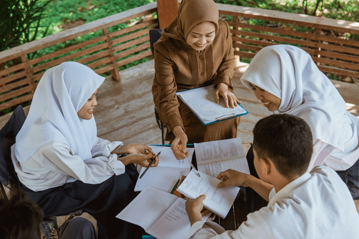 Kemendikdasmen Tegaskan Guru Honorer Tetap Bisa Mengajar pada 2027