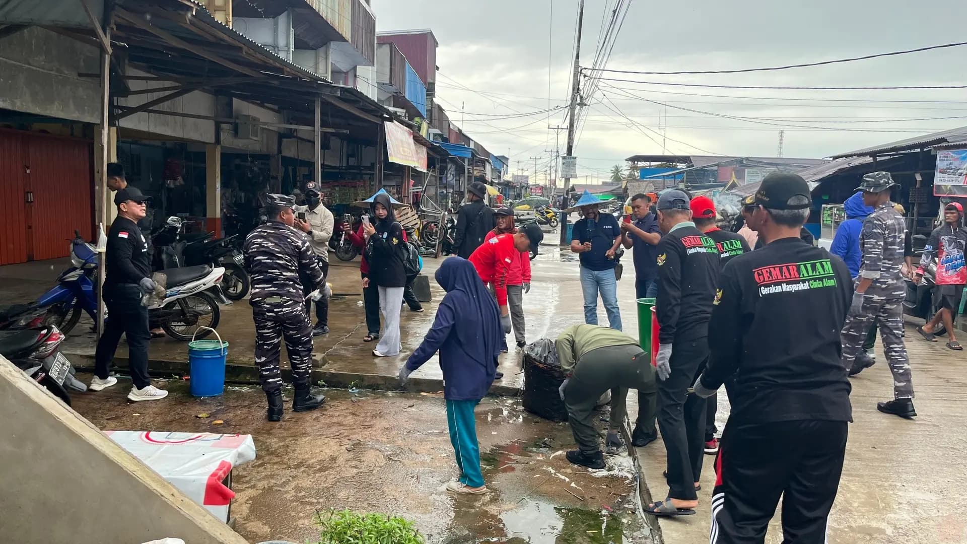 TNI AL dan Pemda Kubu Raya Bersinergi Bersihkan Pasar Desa Sungai Kakap