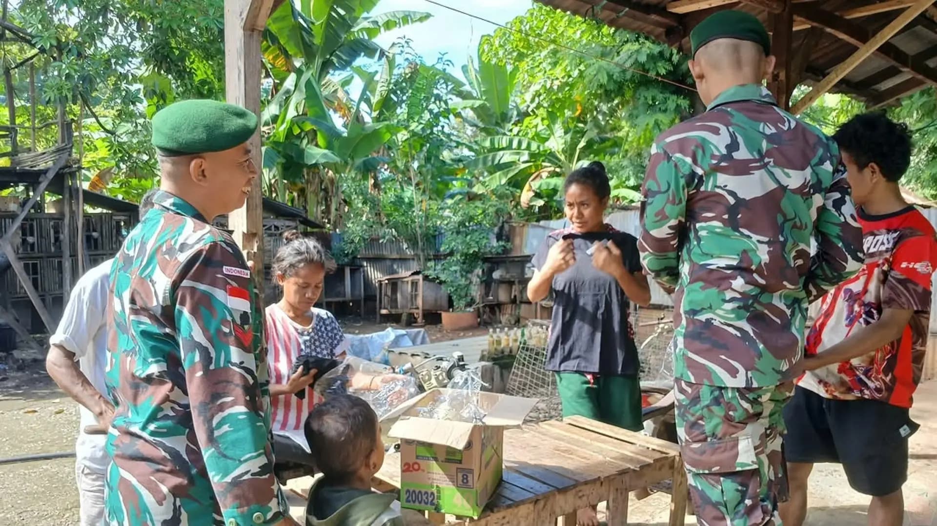 Satgas Yonarmed 12 Kostrad Bagikan Pakaian untuk Warga Perbatasan RI–Timor Leste di Belu