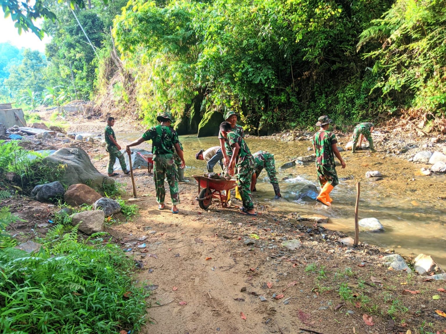 TNI dan Warga Gotong Royong Bangun Jembatan Gantung di Tanggamus, Perkuat Akses dan Ekonomi Desa