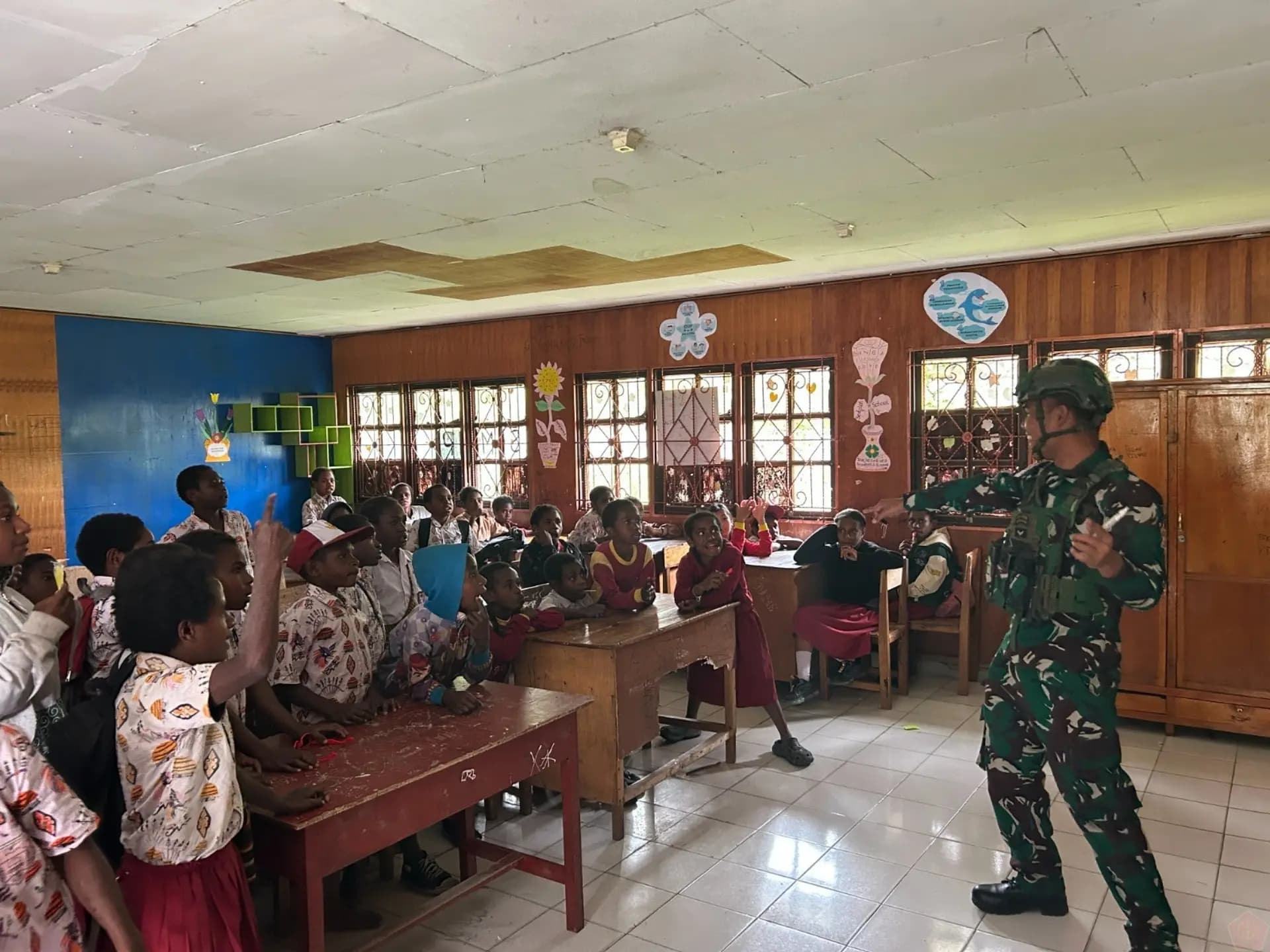 TNI dan Anak-Anak Papua Sambut Hari Pendidikan Nasional dengan Belajar dan Bermain Bersama