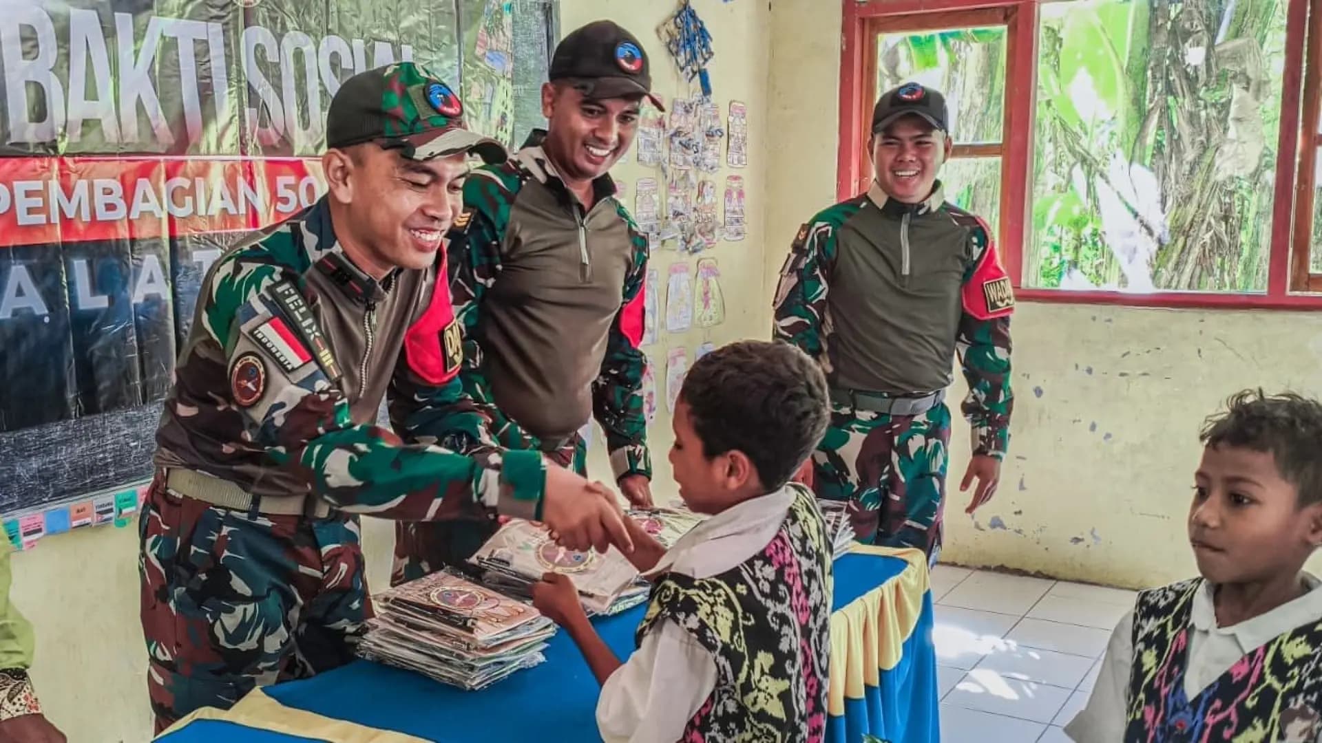 Satgas Yonarhanud 2 Kostrad Bagikan 500 Paket Alat Tulis untuk Siswa Perbatasan di TTU