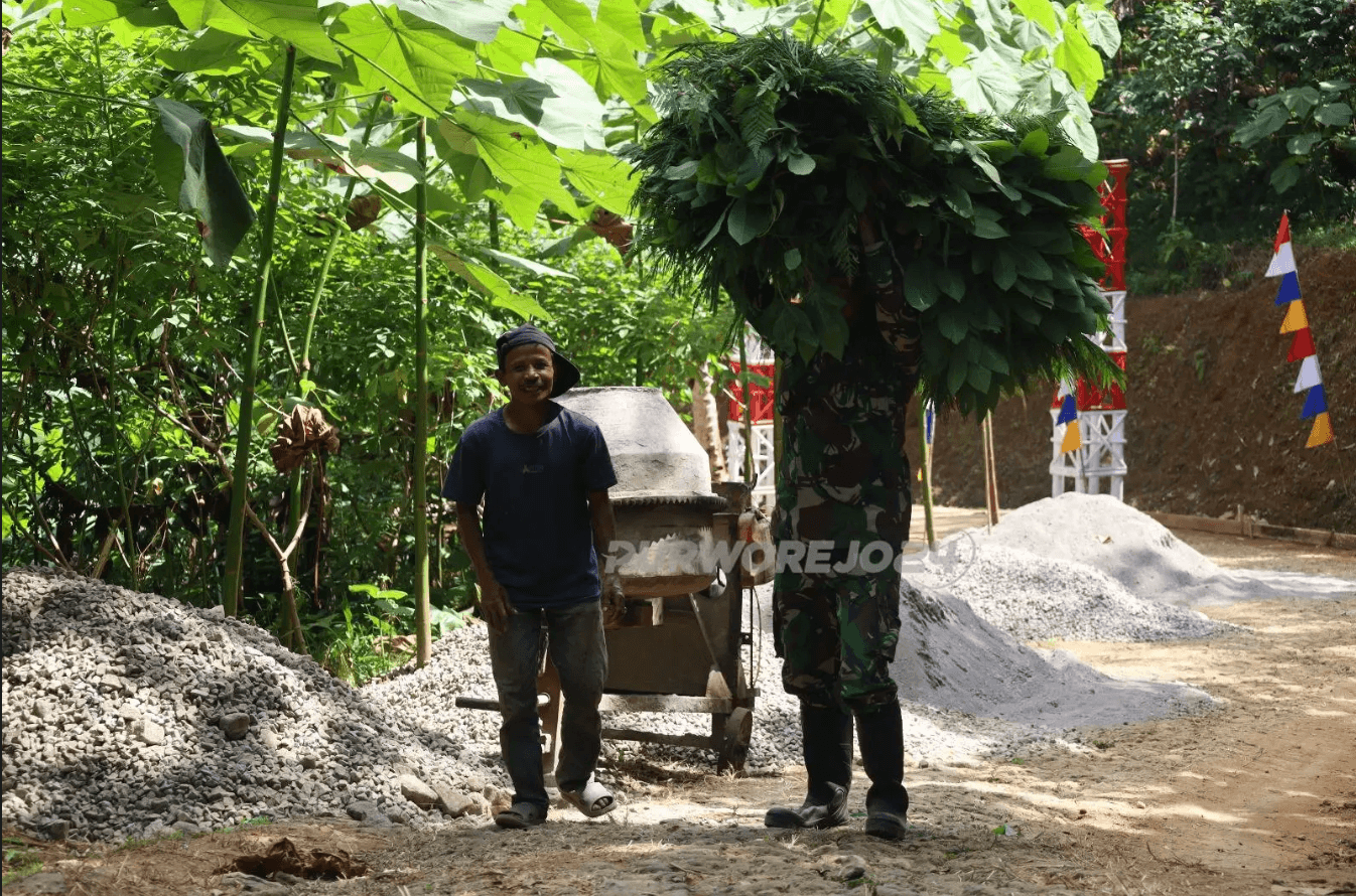 Satgas TMMD Purworejo Bantu Warga Angkut Pakan Ternak, Perkuat Semangat Gotong Royong di Desa Watuduwur