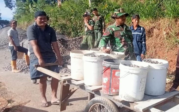 Satgas TMMD dan Warga Gotong Royong Angkut Material, Percepat Pembangunan di Desa Cukil