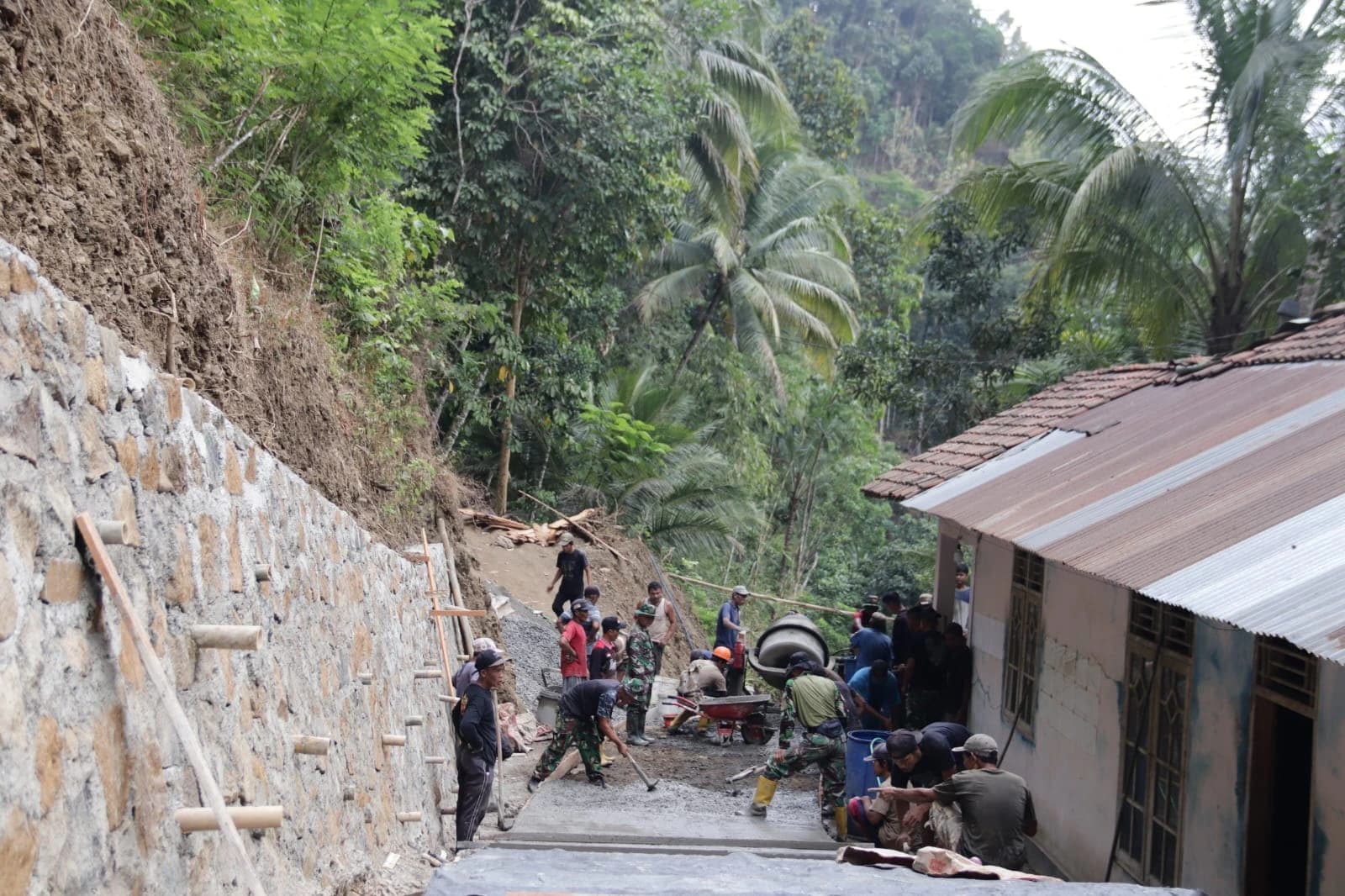 Gotong Royong Satgas TMMD dan Warga Percepat Pembangunan Jalan Rabat Beton di Banjarnegara