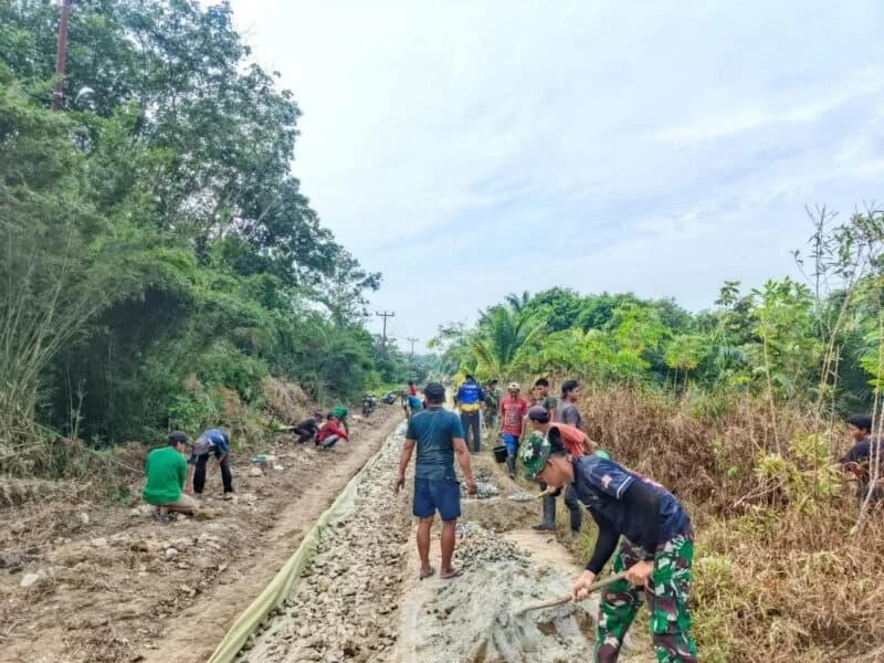 Pembangunan Rabat Beton TMMD Kodim 1208 Sambas Hampir Rampung Perkuat Akses Transportasi Desa