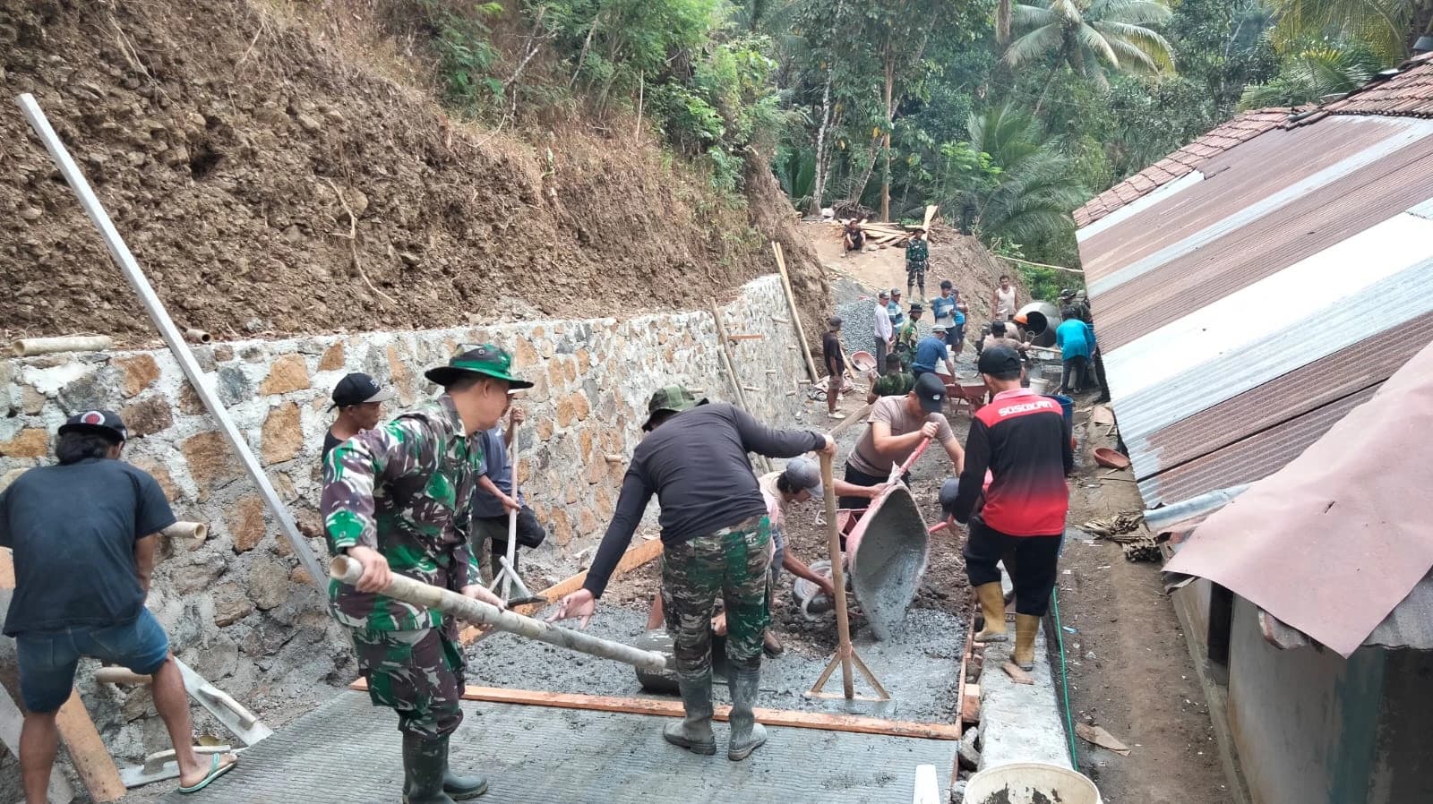Gotong Royong Warga dan Satgas TMMD Percepat Pembangunan Jalan Rabat Beton di Banjarnegara