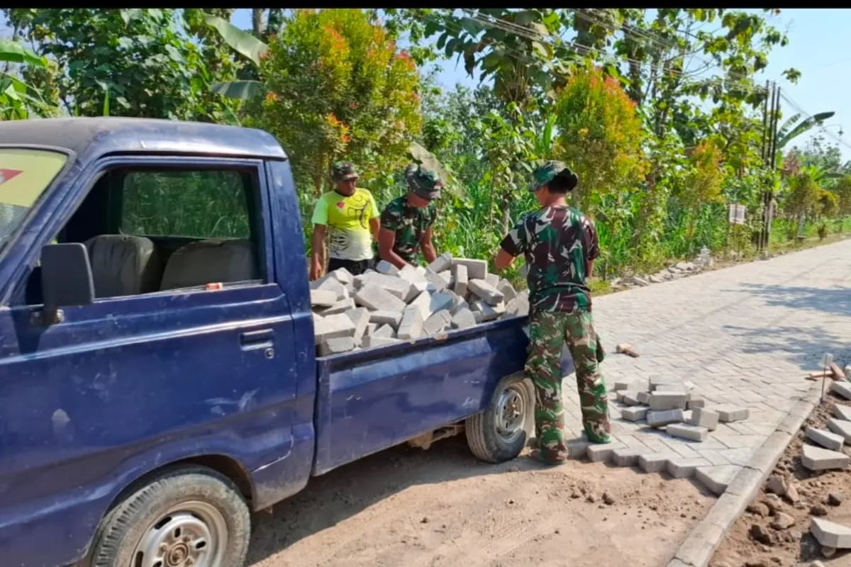Warga Ponorogo Relakan Mobil Pribadi Dukung Pembangunan TMMD Ke-129