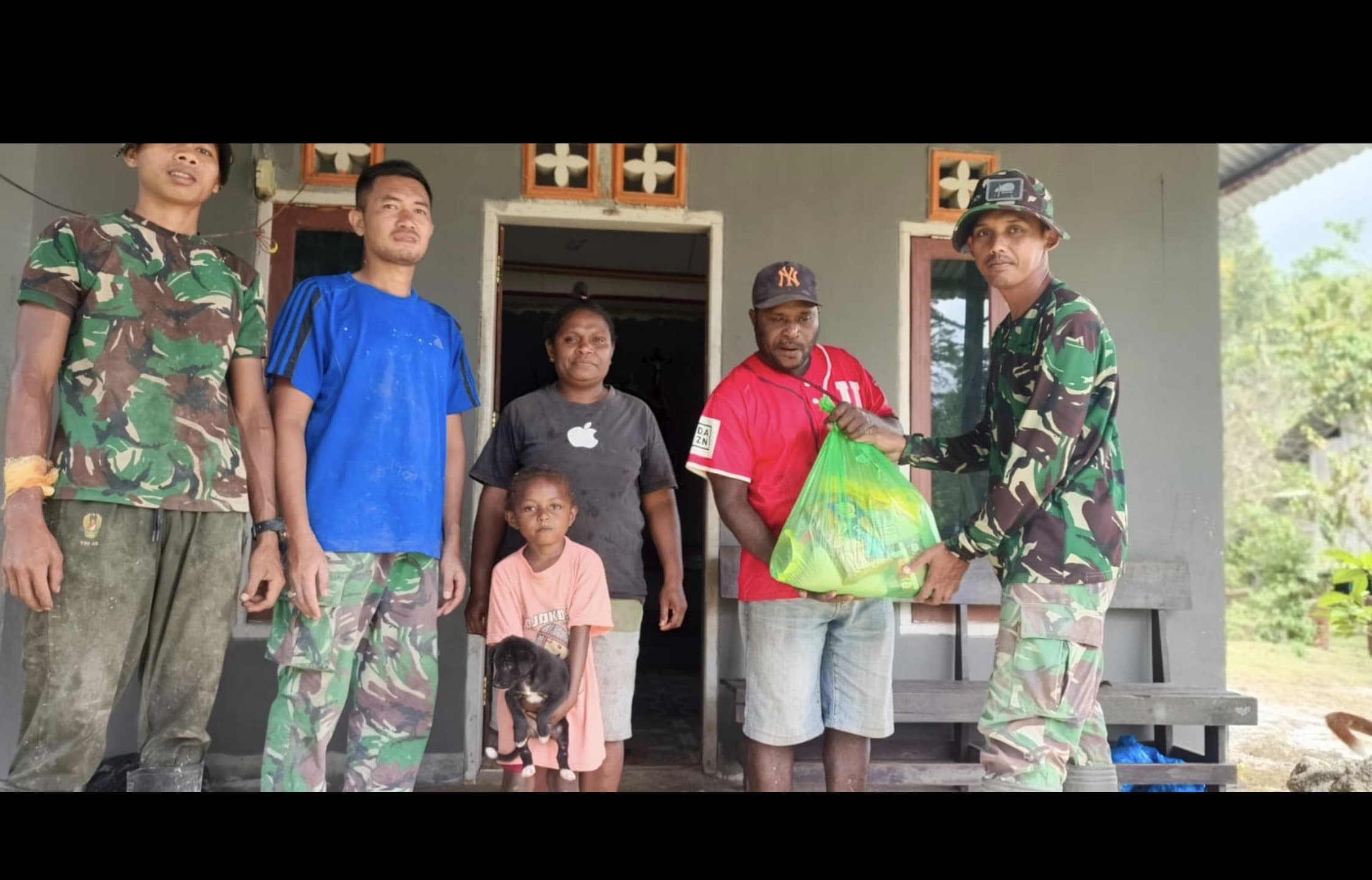 Satgas TMMD Kodim 1807 Sorong Selatan Bagikan 100 Paket Sembako dan Nutrisi untuk Dukung Pencegahan Stunting