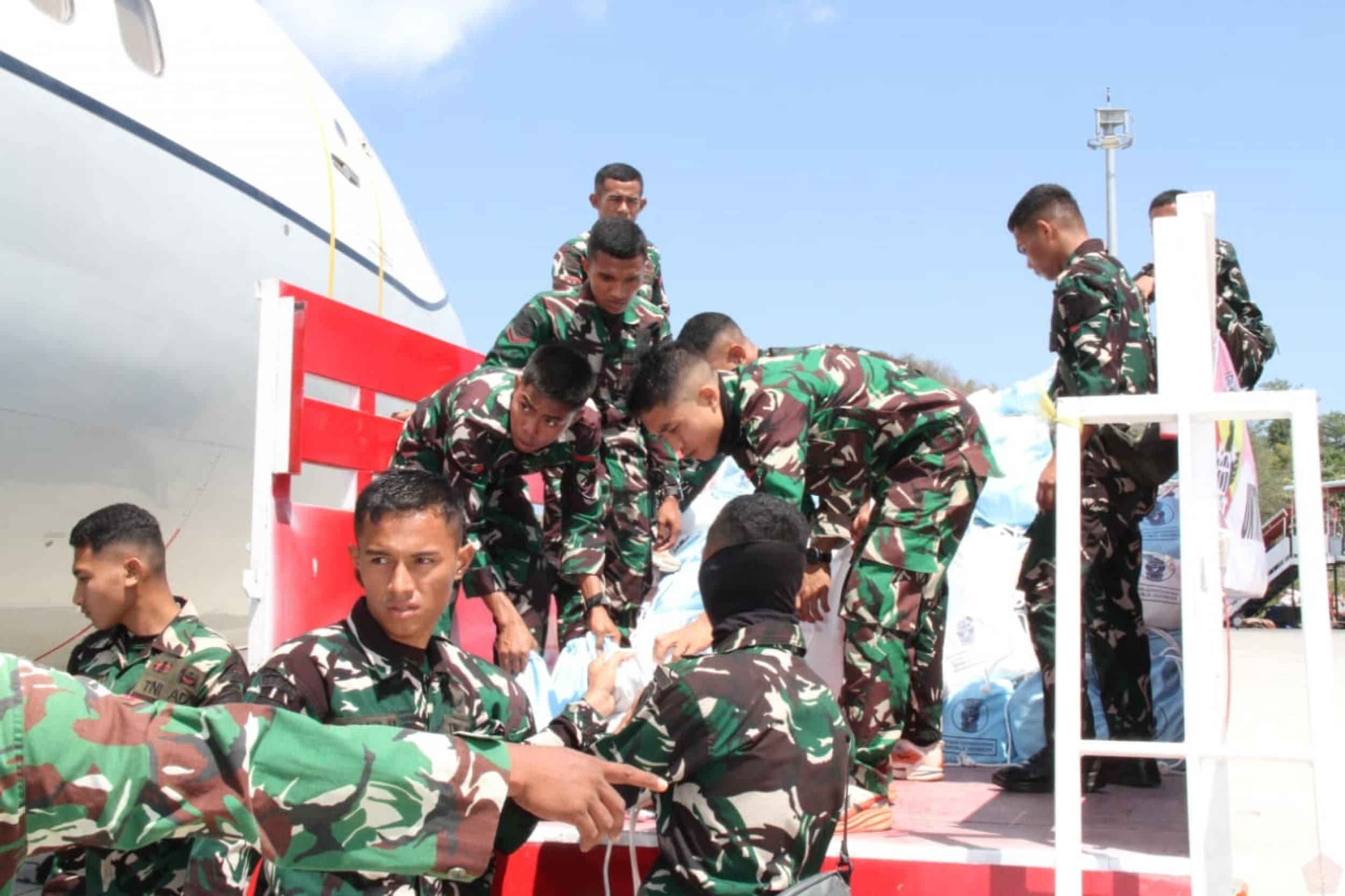 Pangkogabwilhan II Tinjau Korban Bencana di NTT dan Pastikan Logistik Tepat Sasaran