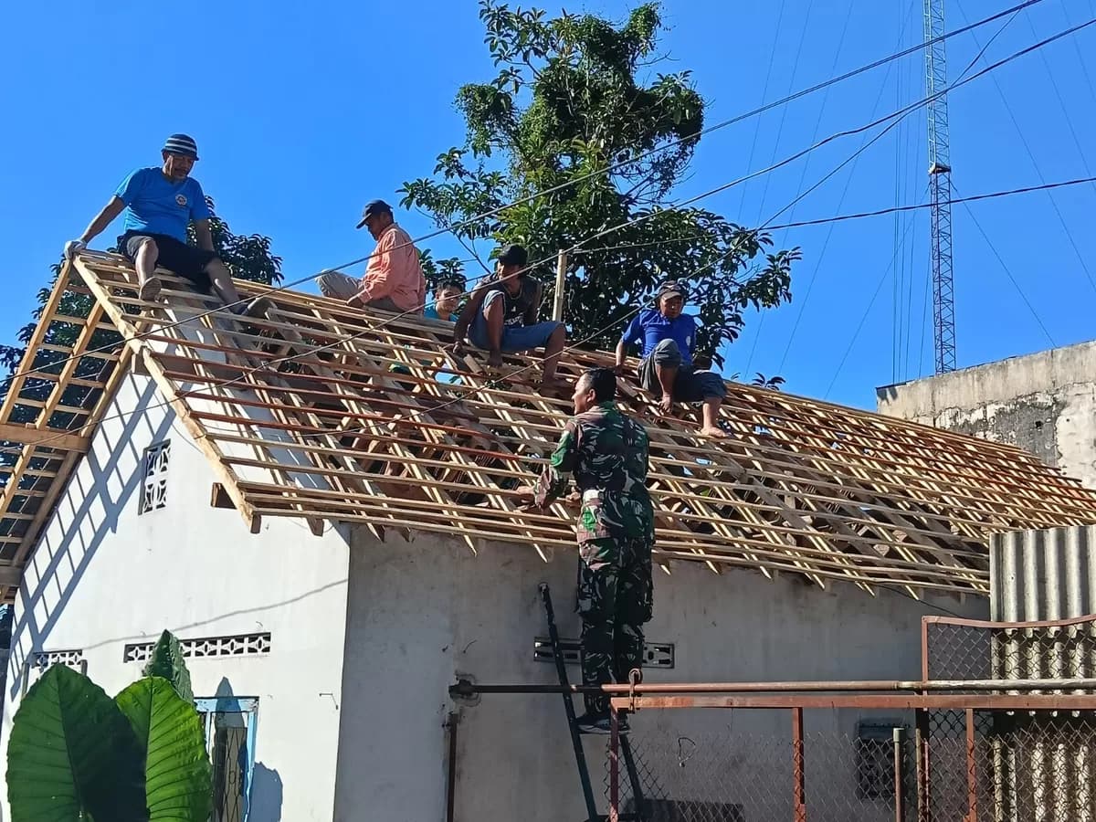 Babinsa Tawangsari Bantu Renovasi RTLH Warga Blitar Perkuat Semangat Gotong Royong