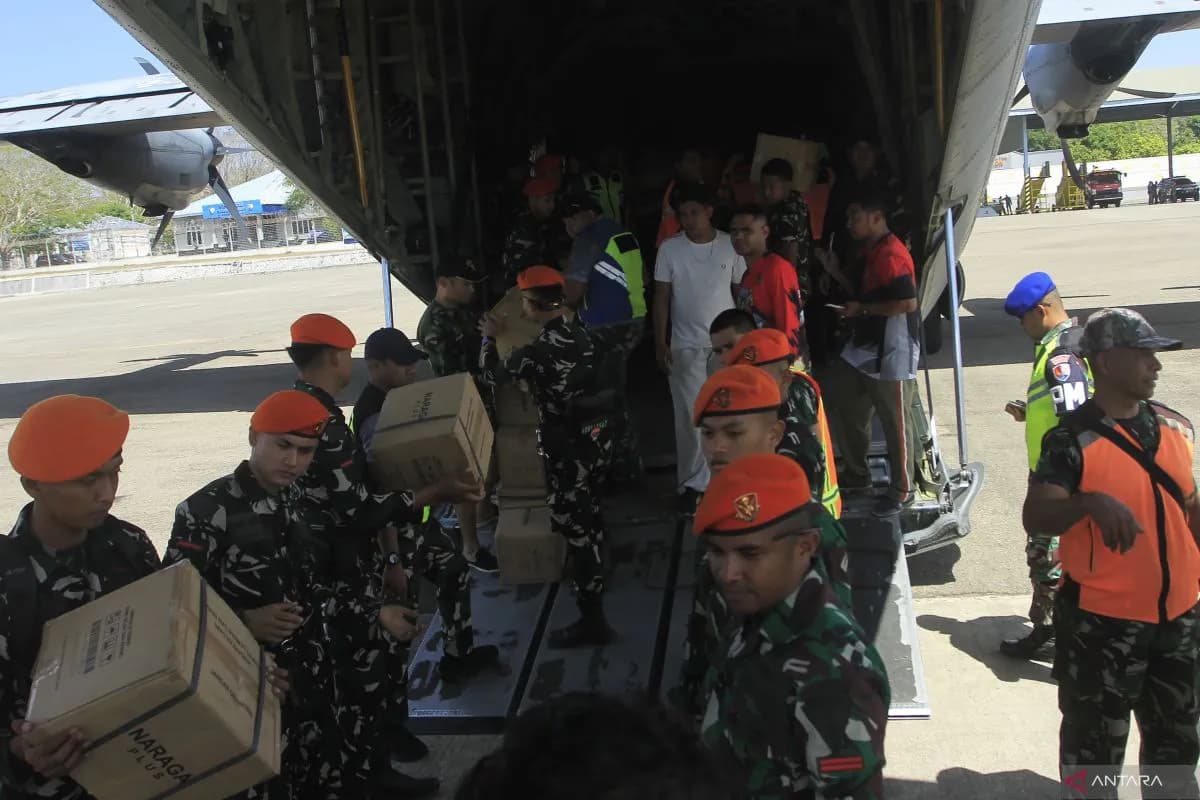 TNI AU Kerahkan Hercules Distribusikan 13 Ton Bantuan untuk Korban Gempa Flores