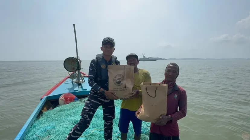 KRI Kujang-642 Gelar Bakti Sosial untuk Nelayan Kepri, Perkuat Kepedulian TNI AL di Wilayah Pesisir