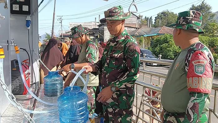 TNI AD Kerahkan Mobil RO Atasi Krisis Air Bersih di Makassar, Produksi 3.000 Liter Air Minum per Hari