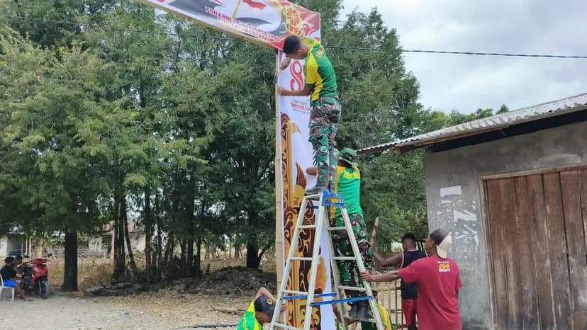 Yonarmed 12 Kostrad dan Warga Takirin Gotong Royong Bangun Gapura Semarakkan HUT ke-81 RI
