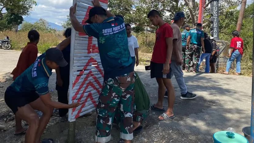 Yonarmed 12 Kostrad Bersama Warga Tulakadi Bangun Gapura Sambut HUT ke-81 Kemerdekaan RI