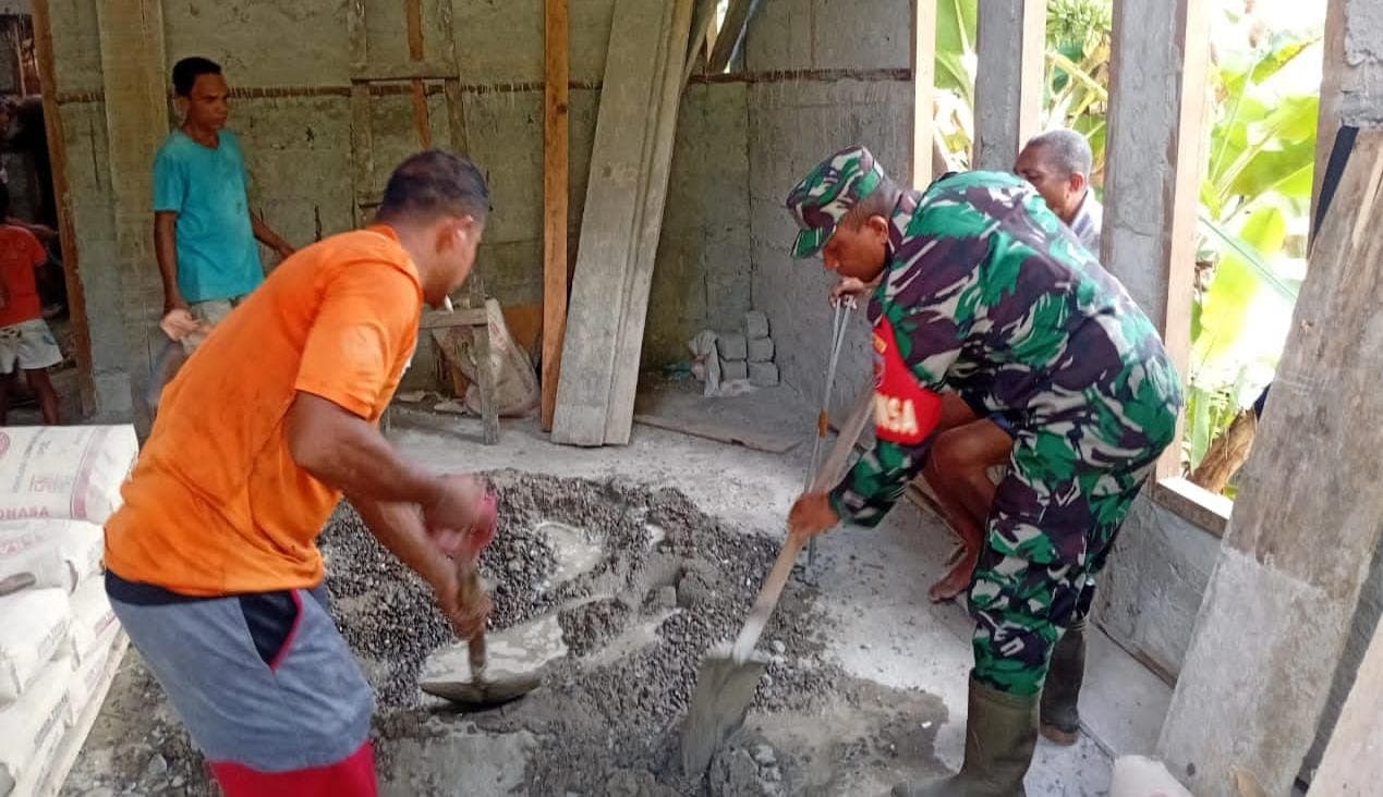 Babinsa Desa Buria Bersama Warga Gotong Royong Bantu Pengecoran Rumah