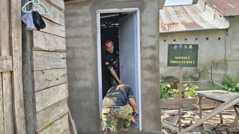 Satgas TMMD Kodim 1208 Sambas Rampungkan Pembangunan MCK RTLH untuk Tingkatkan Kualitas Hidup Warga
