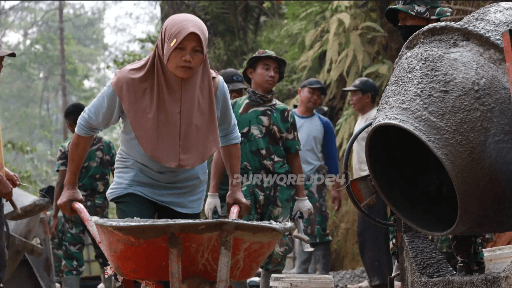 Perempuan Desa Watuduwur Turut Gotong Royong Bangun Jalan TMMD ke-129