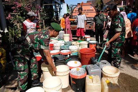 TNI Salurkan 5.000 Liter Air Bersih untuk 160 Warga Terdampak Kekeringan di Beji