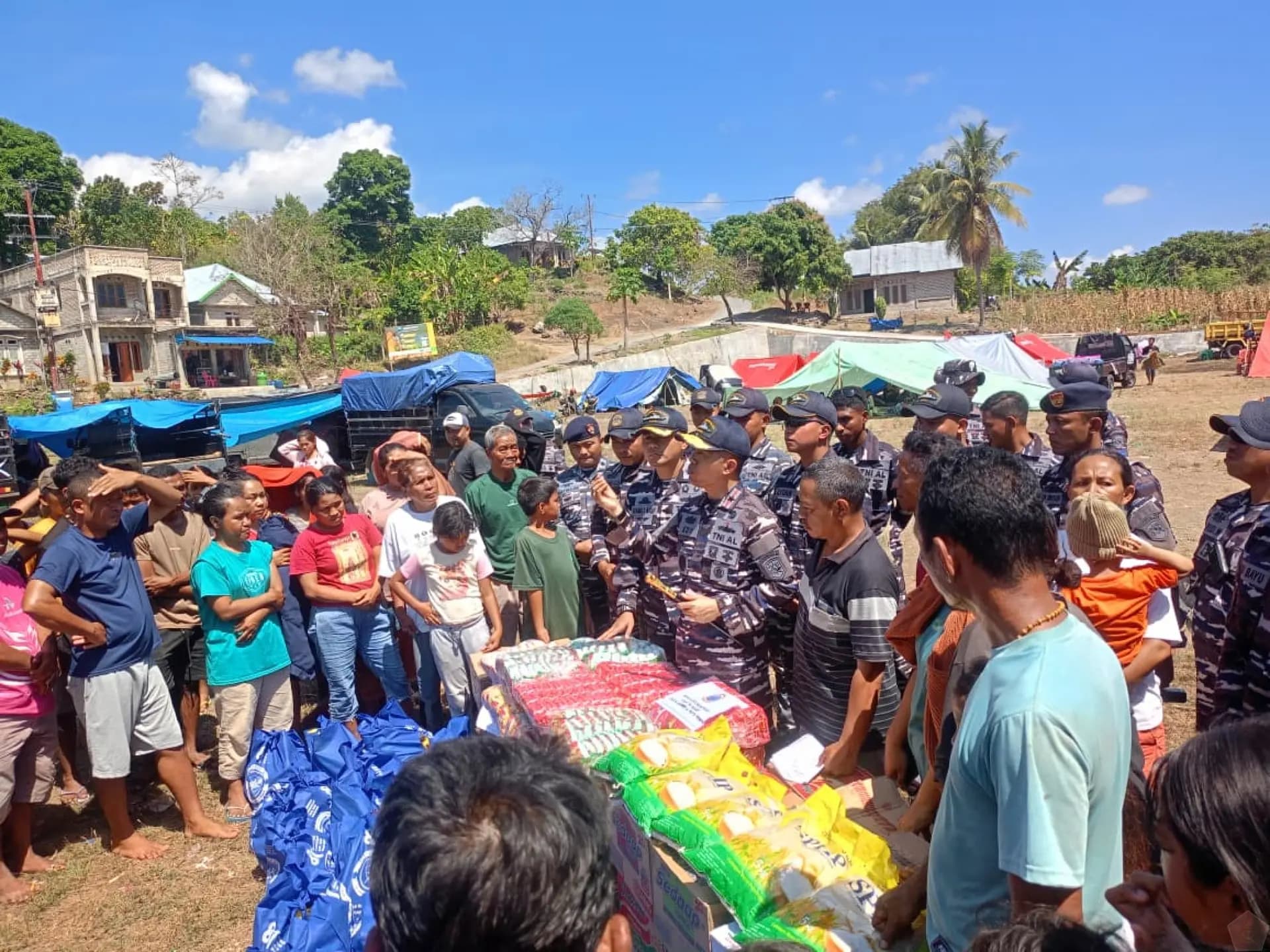 KRI Bung Hatta-370 Salurkan Bantuan untuk 1.913 Pengungsi Gempa di Manggarai