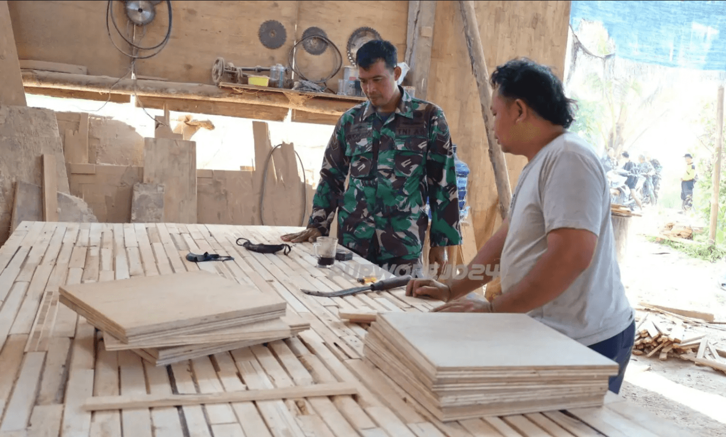 Satgas TMMD Purworejo Bantu Warga Produksi Bahan Baku Triplek di Watuduwur