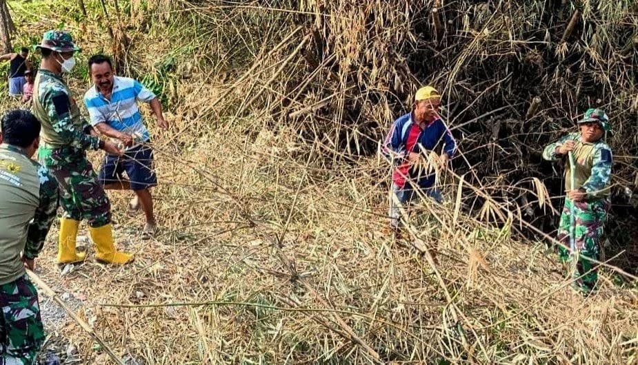 Satgas TMMD dan Warga Kesongo Bersihkan Sungai Antisipasi Banjir Saat Musim Hujan