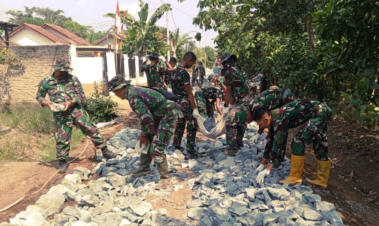 TNI dan Warga Kampung Sukanegara Kecamatan Bangunrejo Provinsi Lampung Gotong Royong Bangun Jalan Penghubung Dusun