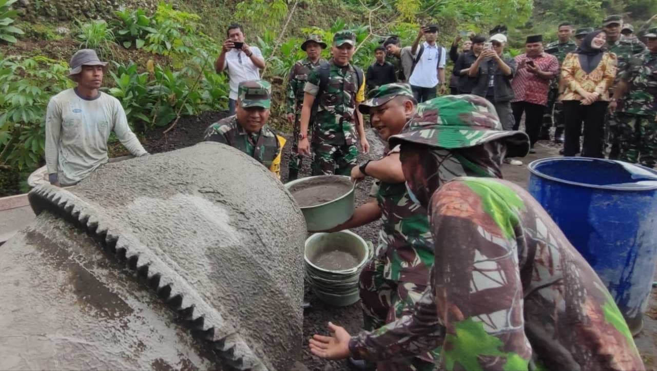 TMMD Reguler ke-125 Percepat Pembangunan Jalan Rabat Beton di Desa Banaran Temanggung Jawa Tengah