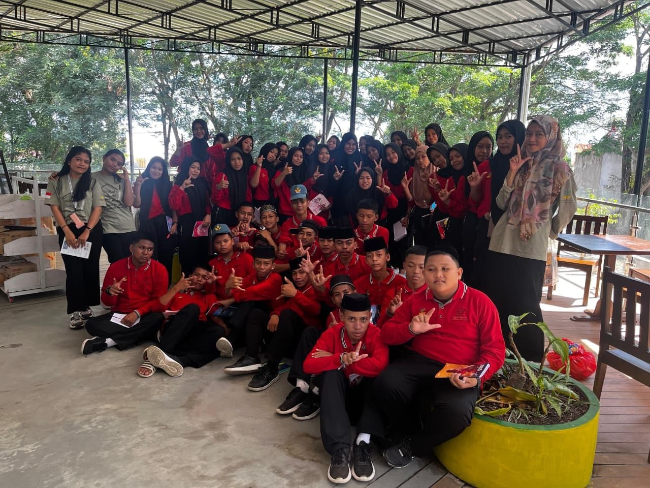 Puluhan Siswa dan Guru Sekolah Rakyat Terintegrasi 22 Polewali Mandar Tingkatkan Literasi Melalui Kunjungan ke Dinas Perpustakaan dan Kearsipan Sulawesi Barat