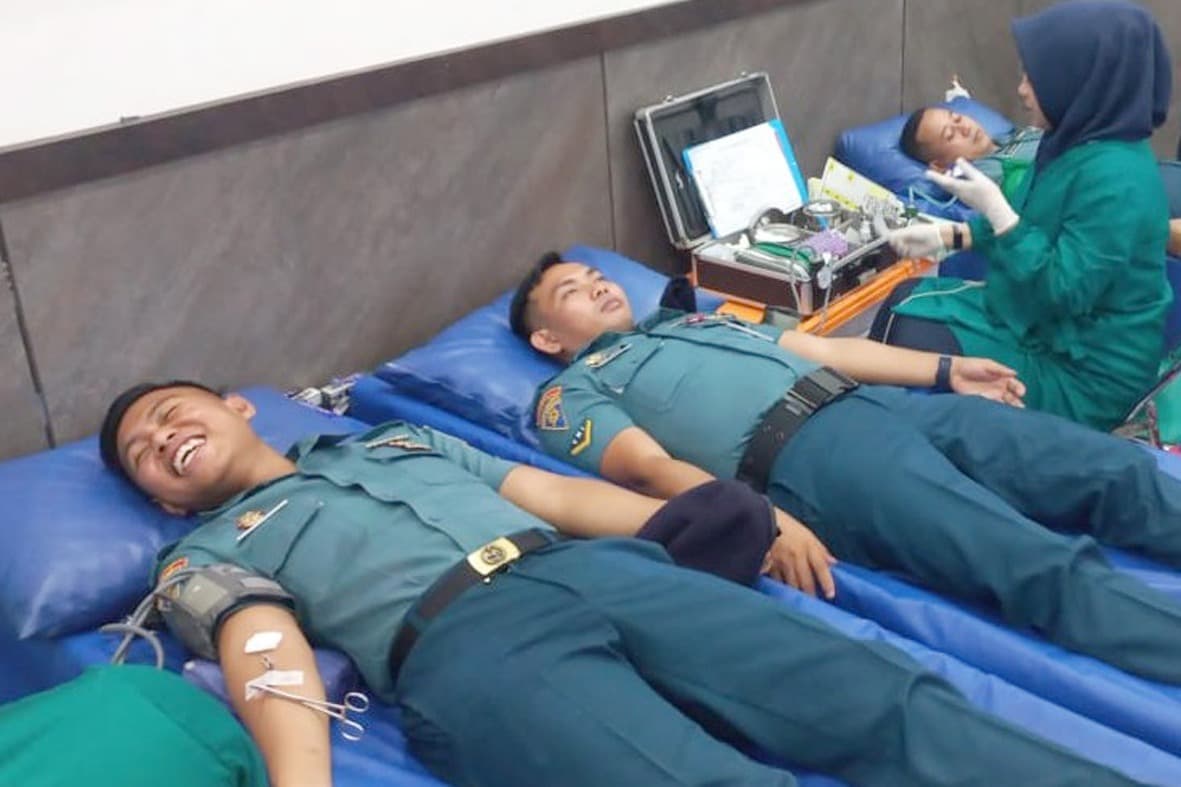Satlinlamil Kolinlamil Gelar Donor Darah HUT ke-5, TNI AL Hadir untuk Kemanusiaan di Makassar