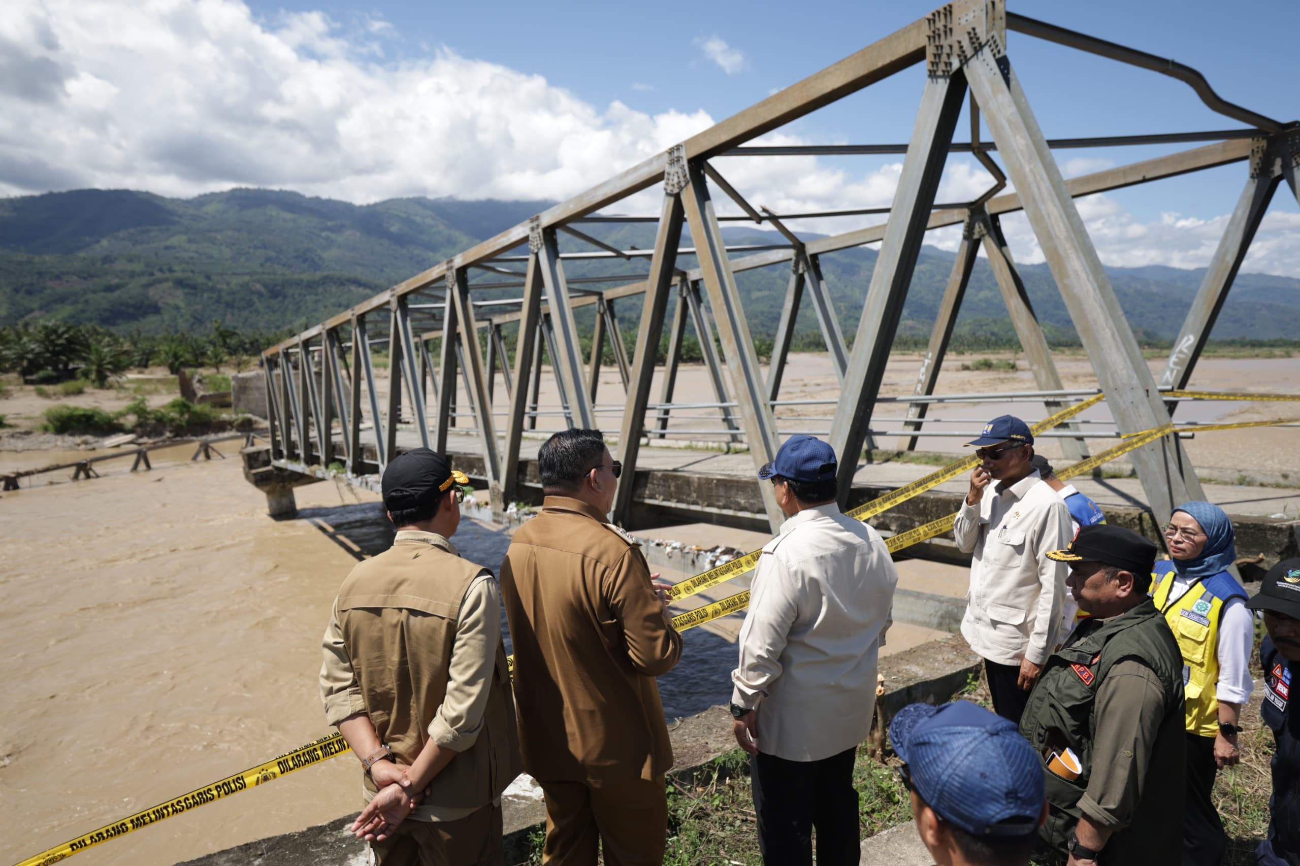 Prabowo Pastikan Percepatan Perbaikan Jalan dan Jembatan di Daerah Terdampak Banjir
