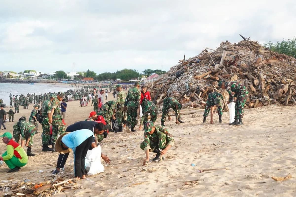 2.500 Personel TNI, Polri, dan Masyarakat Bersihkan Pantai Kuta–Kedonganan, Wujud Komitmen Jaga Lingkungan Bali