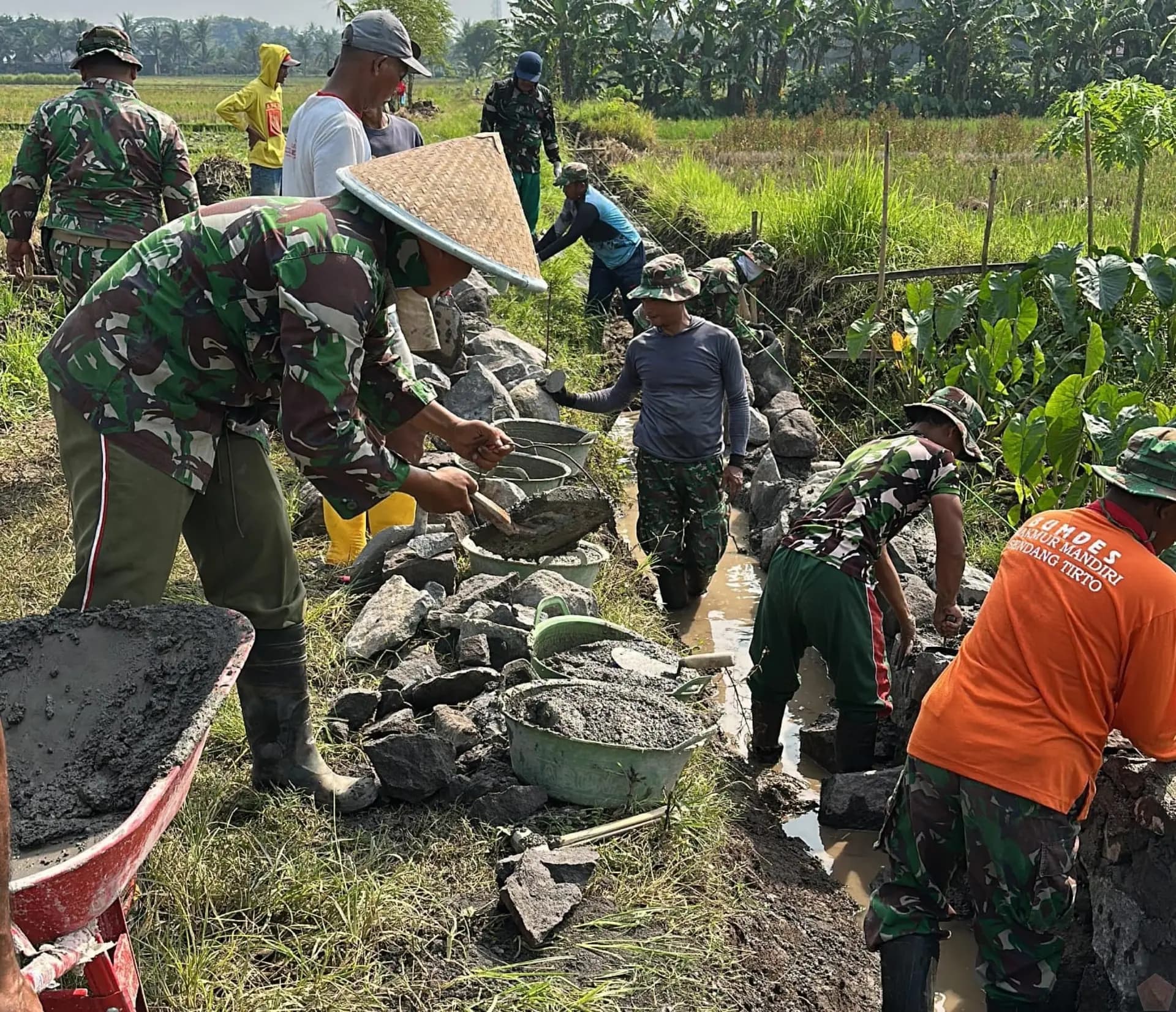 Gotong Royong Warnai Pra TMMD Sleman, Warga dan TNI Bangun Talud Jalan Bersama