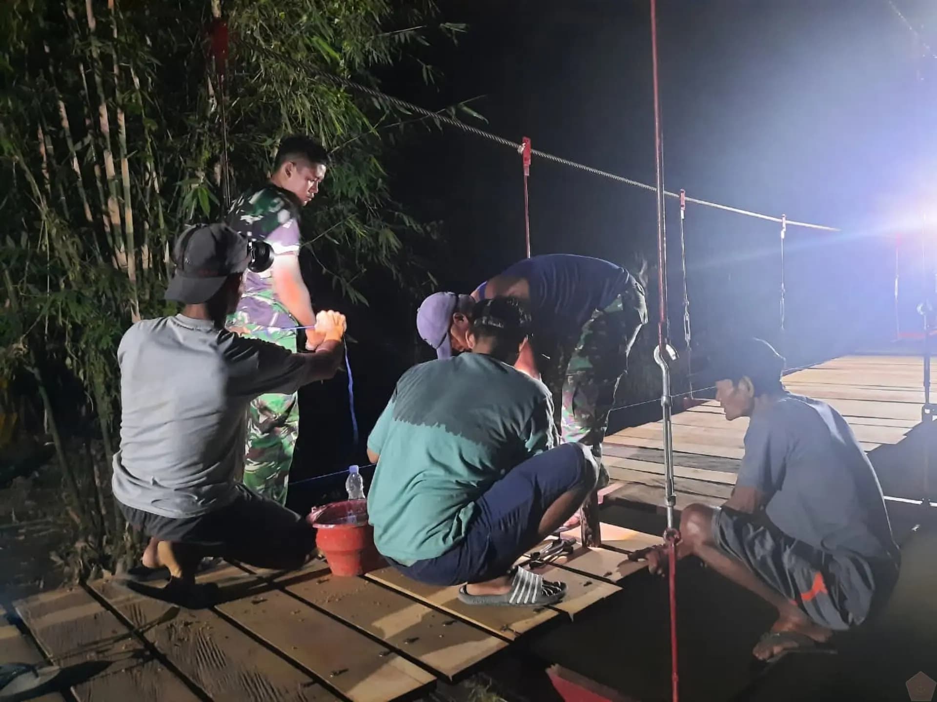 TMMD dan Warga Lanjutkan Pembangunan Jembatan Gantung di Dusun Bulu Bawang hingga Malam Hari