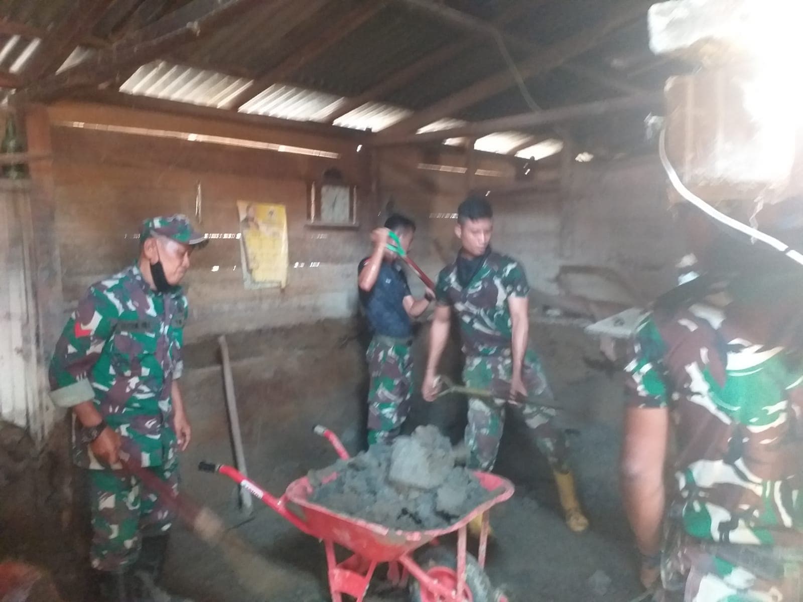 TNI Bersihkan Rumah Warga Pascabanjir di Pidie Jaya, Percepat Pemulihan Aktivitas Masyarakat