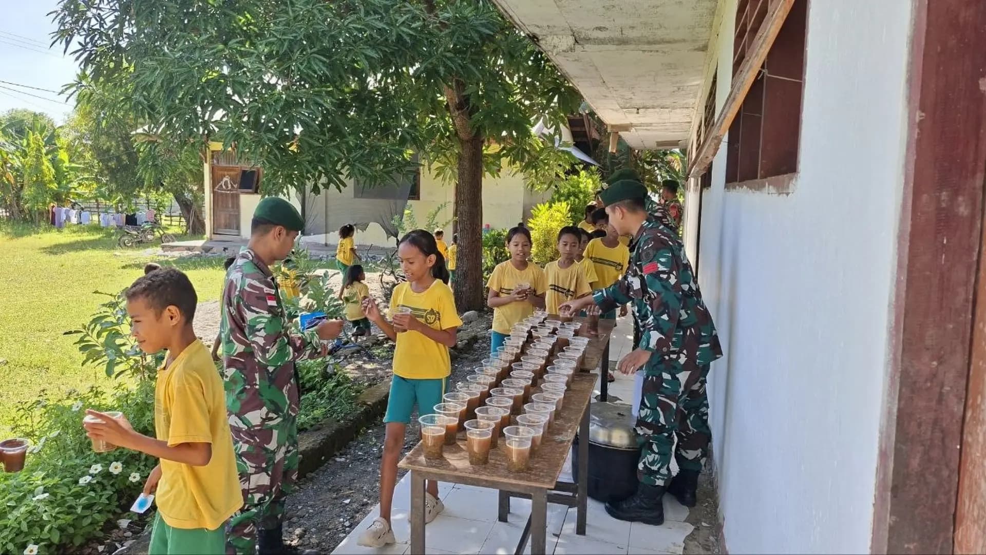 Satgas Yonarhanud 2 Kostrad Bagikan Bubur Bergizi dan Dukung Pendidikan Siswa di Perbatasan Kupang